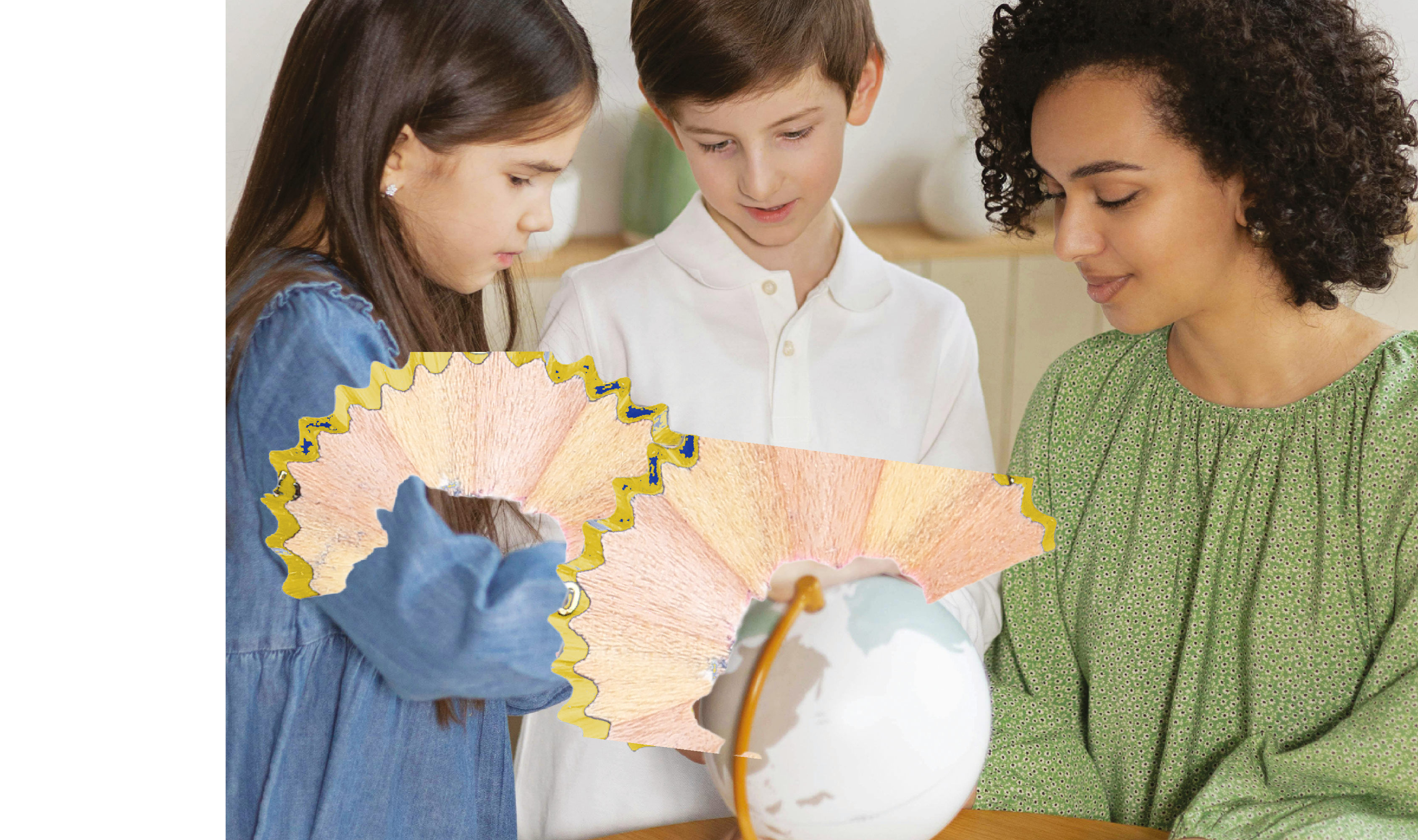 Zwei Kinder und eine erwachsene Person betrachten gemeinsam einen Globus auf einem Tisch, ergänzt durch große Bleistiftspäne als Gestaltungselement.